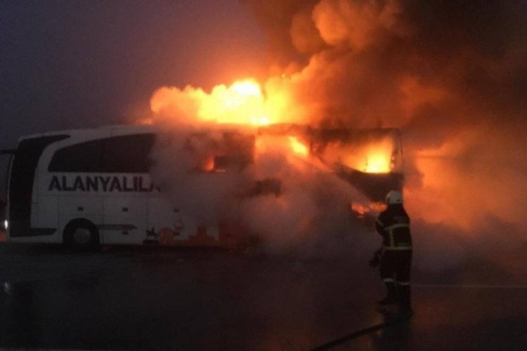 Burdur'da yolcu otob&uuml;s&uuml; tamamen yandı