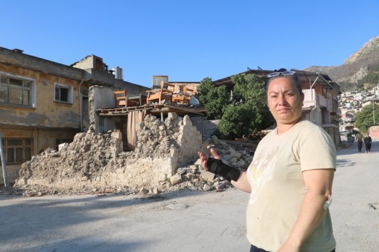 Hatay'da enkazın ortasındaki koltuk takımı dikkat &ccedil;ekti