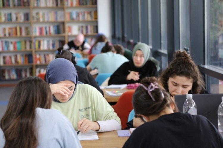 Bursa'da G&uuml;rsulular Modern K&uuml;t&uuml;phane'yi dolduruyor