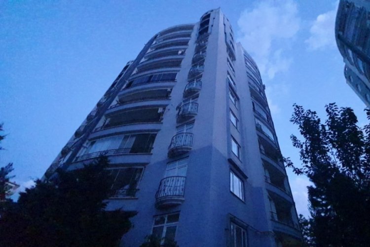 Annesi ve kız kardeşini odaya kilitleyip babasının boğazını kesmişti, tutuklandı