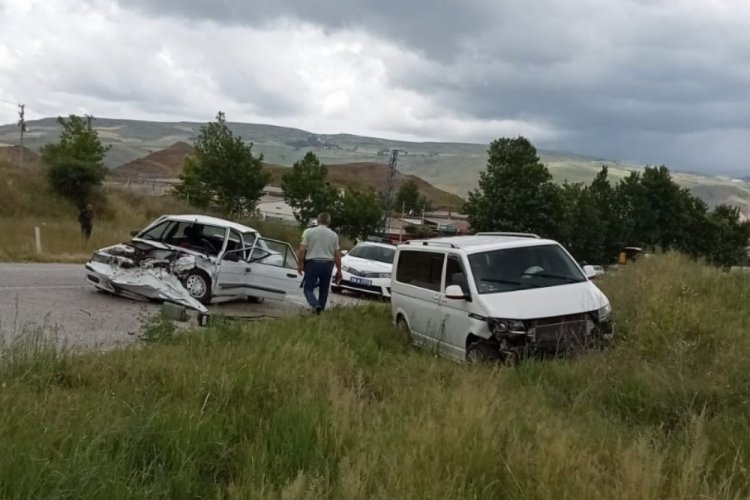 &Ccedil;orum'da otomobil ve minib&uuml;s &ccedil;arpıştı: 3 yaralı
