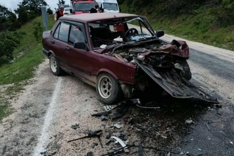 İki otomobil kafa kafaya &ccedil;arpıştı: 1 &ouml;l&uuml;