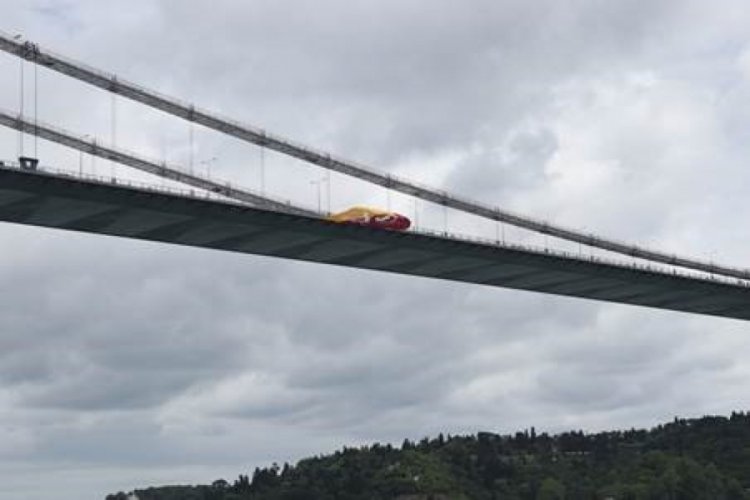 Şampiyon Galatasaray'ın bayrakları İstanbul Boğazı'nda