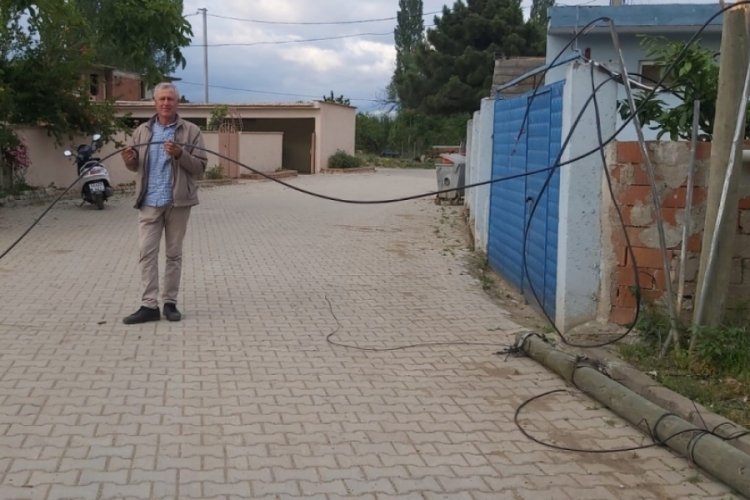 Bursa'da kontrolden &ccedil;ıkan tır internet direğine &ccedil;arptı