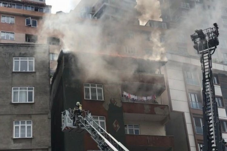 İstanbul'da teras kat alev alev yandı, vatandaşlar zor kurtuldu