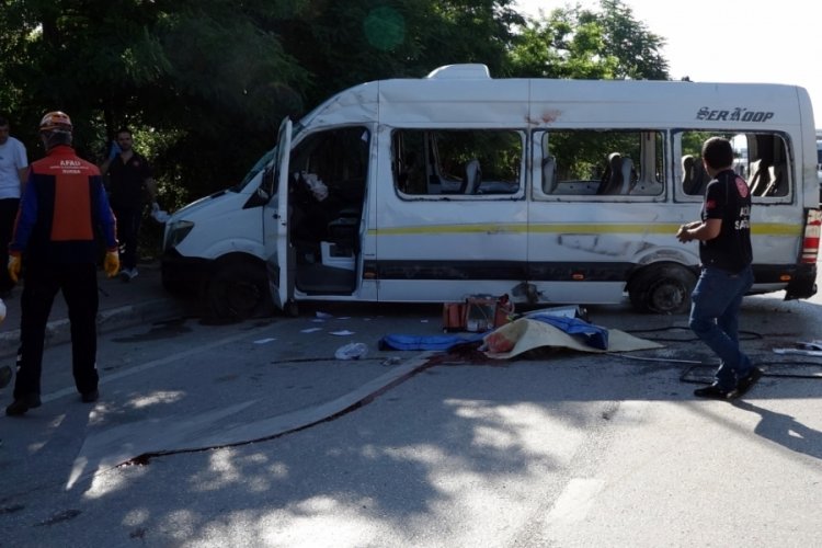 Bursa'da servis minib&uuml;s&uuml; kazasında hayatını kaybeden 2 kadın toprağa verildi