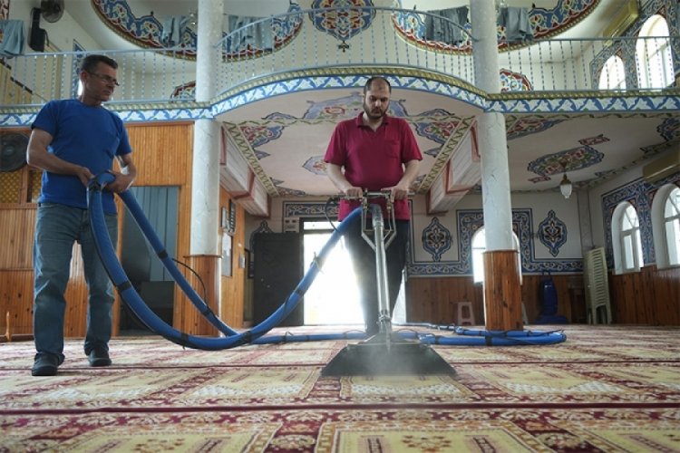 Bursa'da ibadethanelerde bayram hazırlığı