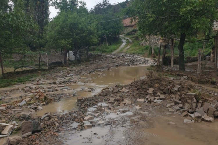 &Ccedil;orum'da sel kaldırım taşlarını yerinden s&ouml;kt&uuml;