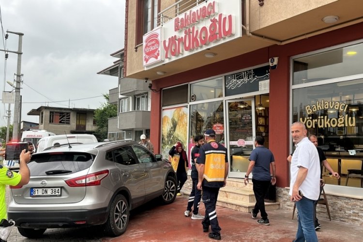 Kazada ara&ccedil; baklava d&uuml;kkanının &ccedil;er&ccedil;evesine &ccedil;arparak durdu
