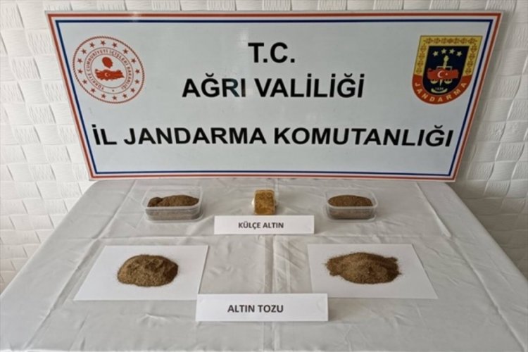 Ağrı'da otob&uuml;ste k&uuml;l&ccedil;e altın ve altın tozu ele ge&ccedil;irildi
