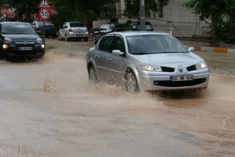 Tokat'ta sağanak yağış caddeleri g&ouml;le &ccedil;evirdi