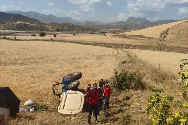 Şırnak'ta bah&ccedil;eden d&ouml;nen &ccedil;ift devrilen trakt&ouml;r&uuml;n altında kaldı: 1 &ouml;l&uuml;, 1 yaralı