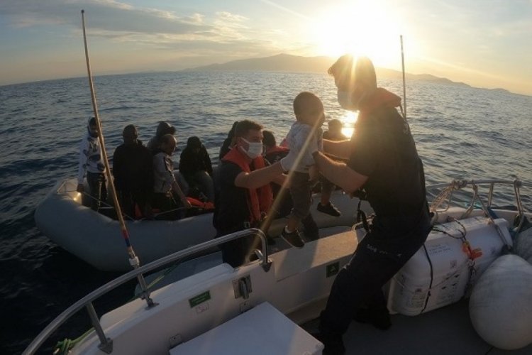 İzmir'de &ouml;l&uuml;me yolculukta bebek de kurtarıldı