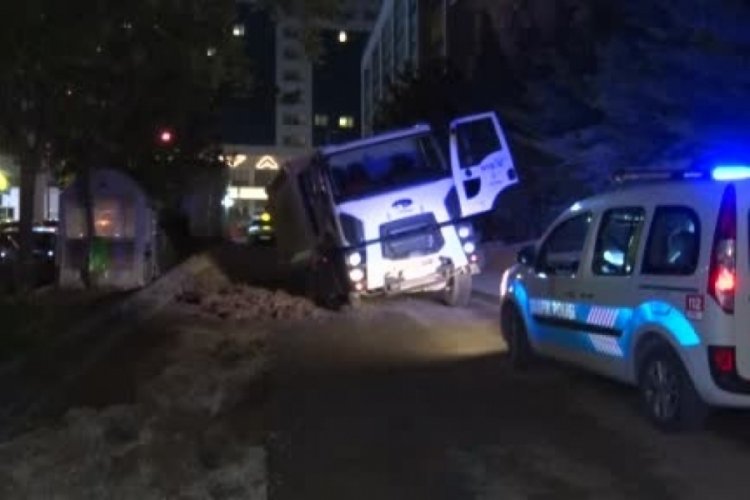 Ankara'da &ccedil;amura saplanan &ccedil;&ouml;p kamyonu iş&ccedil;ilerin &uuml;zerine devrildi