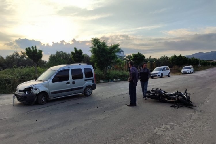 Bursa'da ticari ara&ccedil; ile motosiklet s&uuml;r&uuml;c&uuml;s&uuml; kafa kafaya &ccedil;arpıştı!