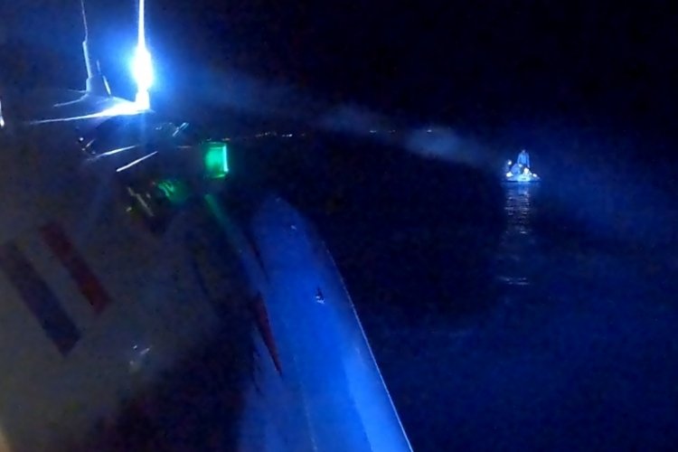 Ayvalık a&ccedil;ıklarında 33 d&uuml;zensiz g&ouml;&ccedil;men kurtarıldı