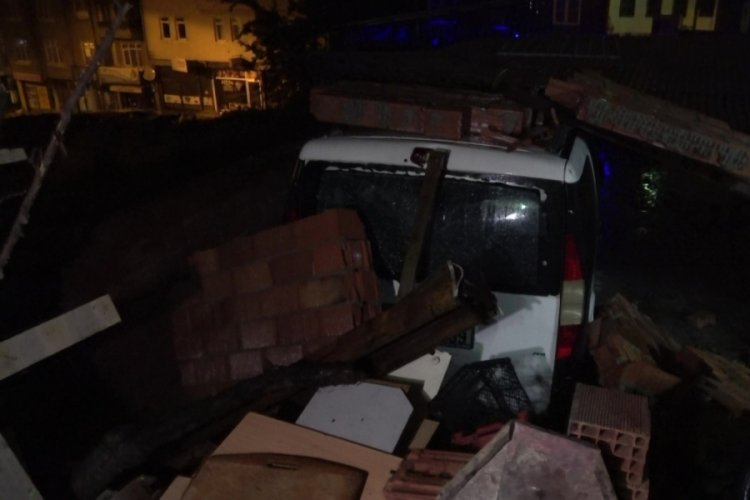 İstinat duvarı &ccedil;&ouml;kt&uuml;! 6 ara&ccedil; altında kaldı