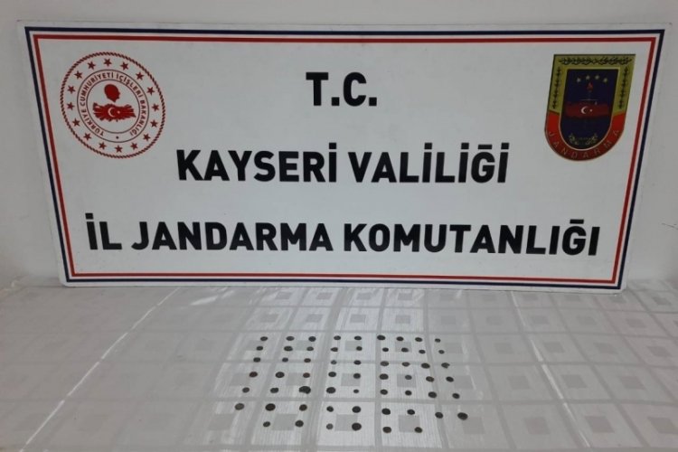 Kayseri'de ka&ccedil;ak kazıdan elde ettiği tarihi eserleri satan adam yakalandı