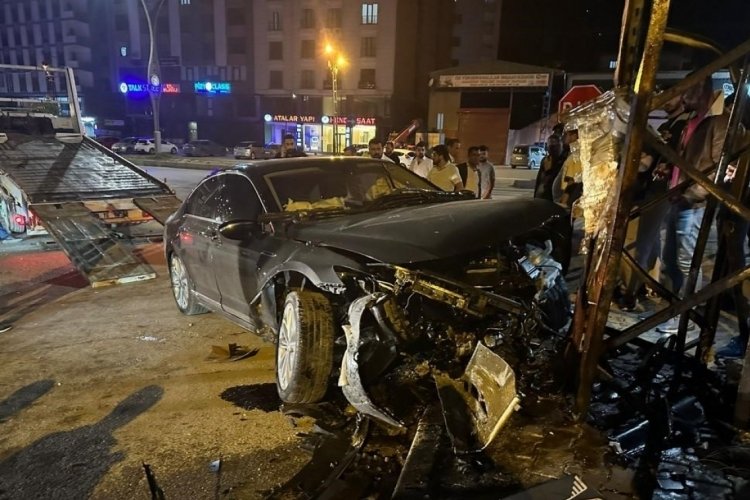 Hakkari'de aracıyla elektrik direğine &ccedil;arpan s&uuml;r&uuml;c&uuml; yaralandı