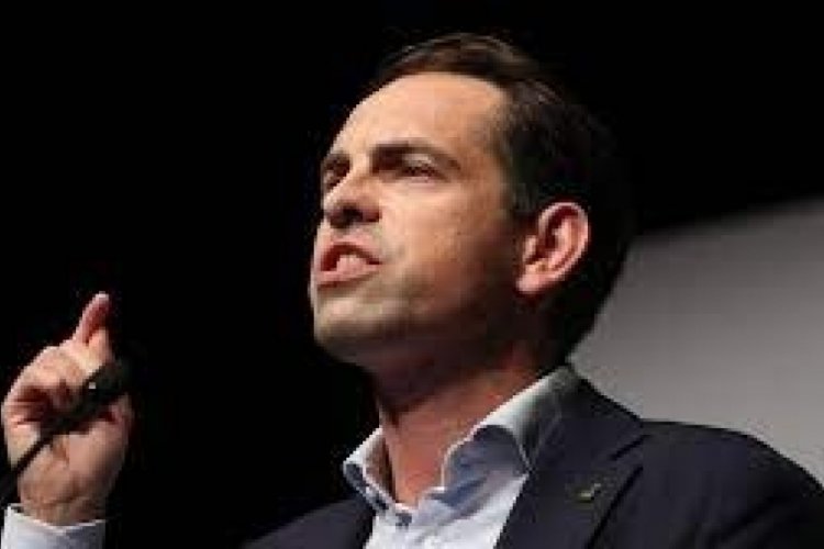 Bel&ccedil;ika polisi, aşırı sağcı parti liderini tokatladı