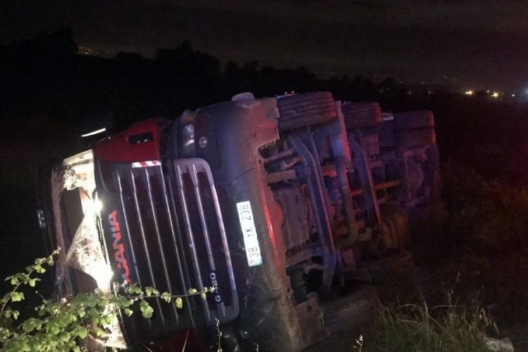 Sakarya'da s&uuml;r&uuml;c&uuml;s&uuml; fenalaşan TIR devrildi