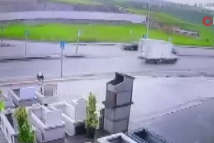 Ankara'da otomobil kontrolden &ccedil;ıktı! Park halindeki araca &ccedil;arptı