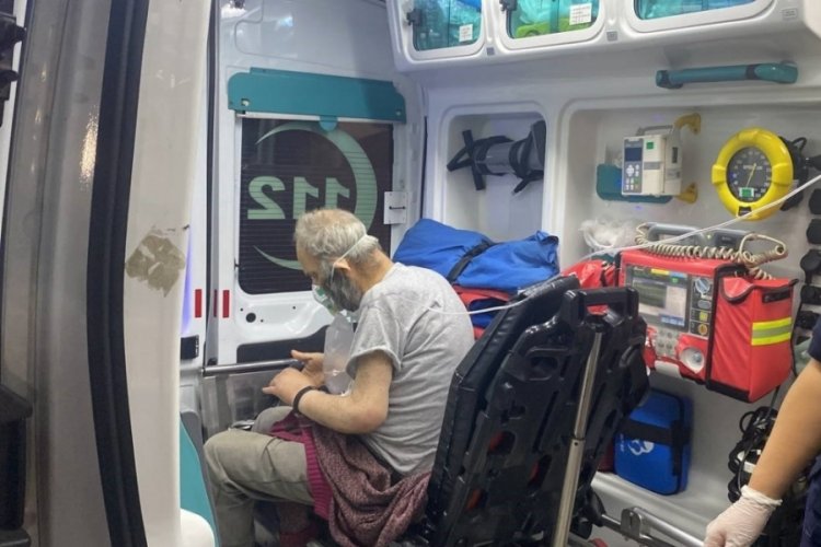 Karab&uuml;k'te yangından etkilenen yaşlı adam hastaneye kaldırıldı