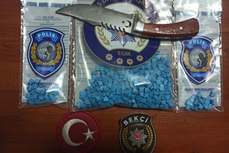 Ka&ccedil;an torbacının motosikletinde 500 ecstasy hap &ccedil;ıktı