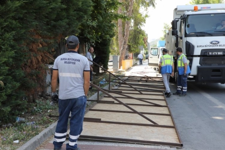 Bursa B&uuml;y&uuml;kşehir Belediyesi, Mudanya'da billboardları s&ouml;kt&uuml;rd&uuml;