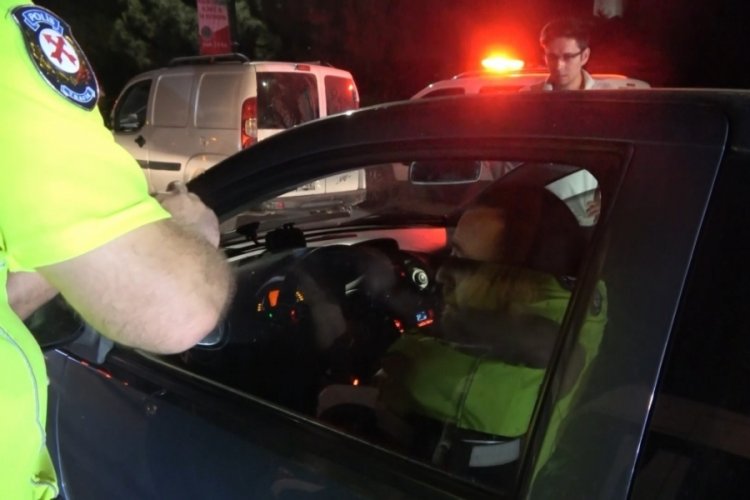Bursa'da direksiyon başında alkoll&uuml; yakalandı, i&ccedil;meye devam etti