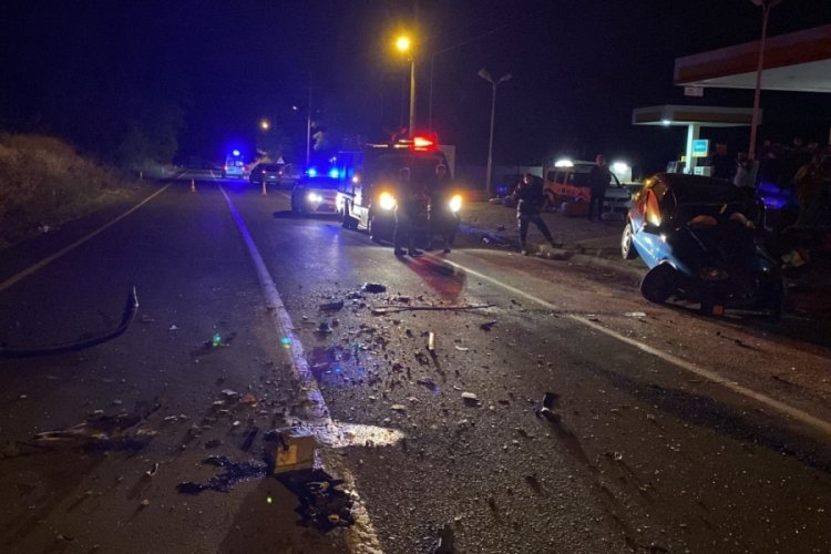 Edirne'de iki otomobil kafa kafaya &ccedil;arpıştı: 1'i ağır 3 yaralı