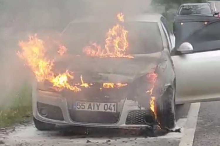 Samsun'da seyir halindeki otomobil alevlere teslim oldu