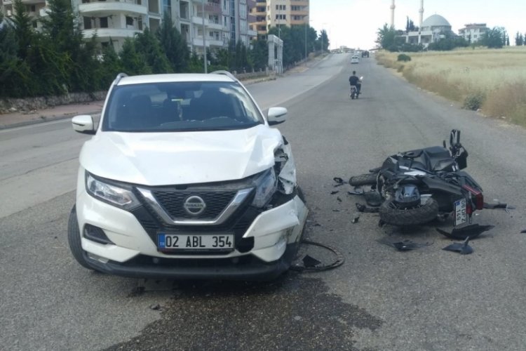 Adıyaman'da otomobil ile motosiklet &ccedil;arpıştı: 1 yaralı