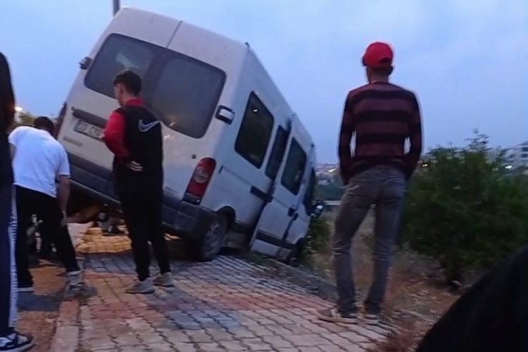 Mersin'de kontrolden &ccedil;ıkan minib&uuml;s, kaldırımda asılı kaldı