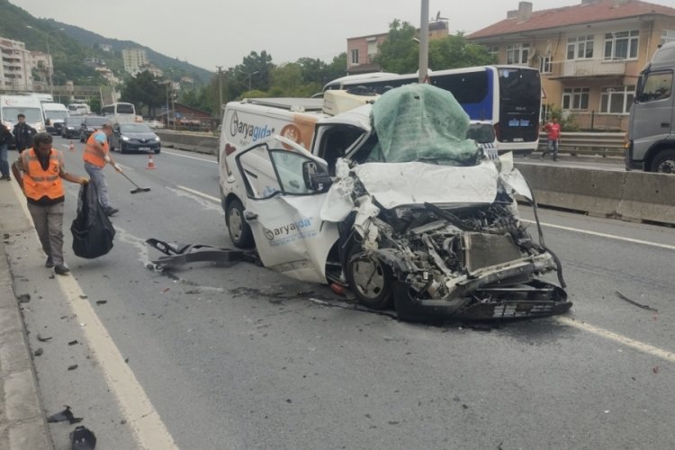 Kocaeli'nde panelvan tıra &ccedil;arptı: 1 yaralı