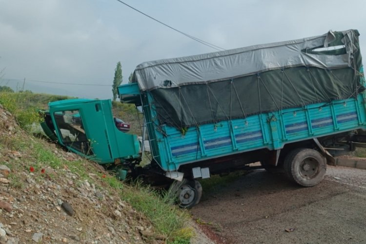 Şarampole giren kamyonette 2 kişi yaralandı