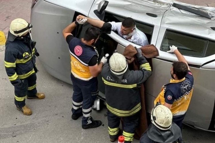 Devrilen aracın &ouml;n camından y&uuml;r&uuml;yerek &ccedil;ıktılar