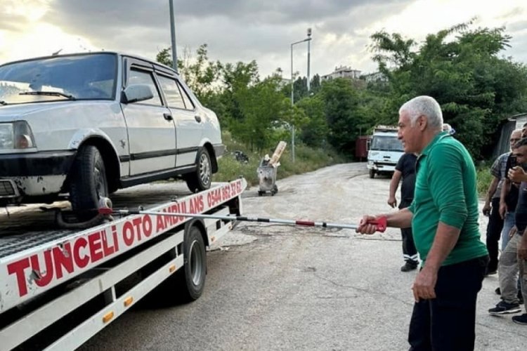 Tunceli'de ara&ccedil; i&ccedil;ine sıkışan dev yılan kurtarıldı!