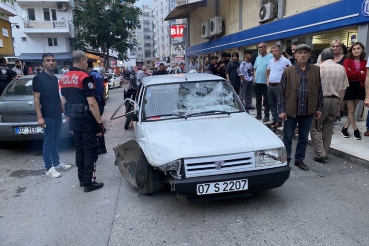 Park halindeki ara&ccedil;lara otomobili ile &ccedil;arptı; mahalleli d&ouml;vd&uuml;
