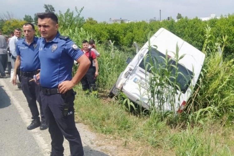 Mersin'de iş&ccedil;i servisleri &ccedil;arpıştı: 2 yaralı