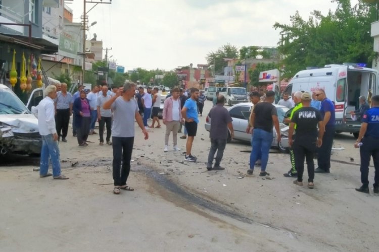 Adana'da iki ara&ccedil; kafa kafaya &ccedil;arpıştı: 4 yaralı