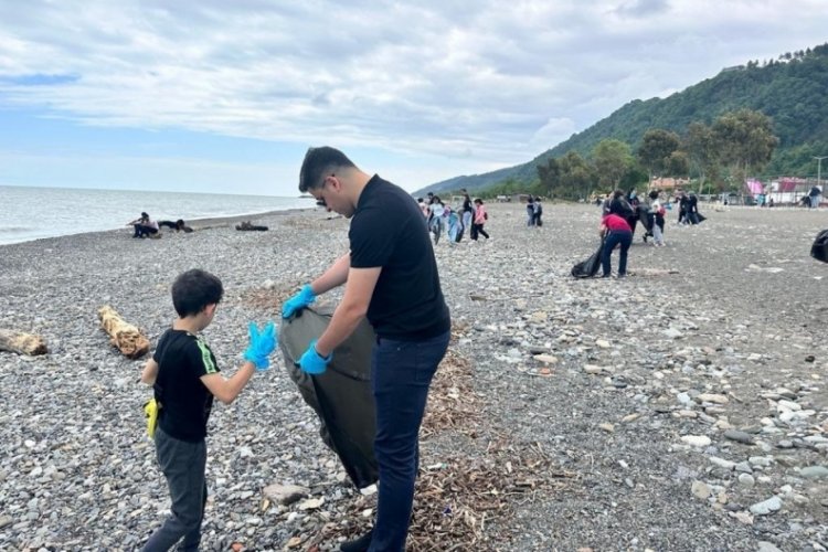 Sezon &ouml;ncesi vatandaşlar Karadeniz sahilini temizledi
