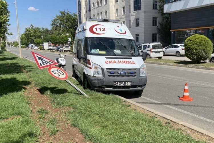 Adıyaman'da otomobilin &ccedil;arptığı ambulans ref&uuml;je &ccedil;ıktı