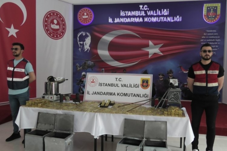 İstanbul'da jandarmanın ele ge&ccedil;irdiği sahte altınlar sergilendi