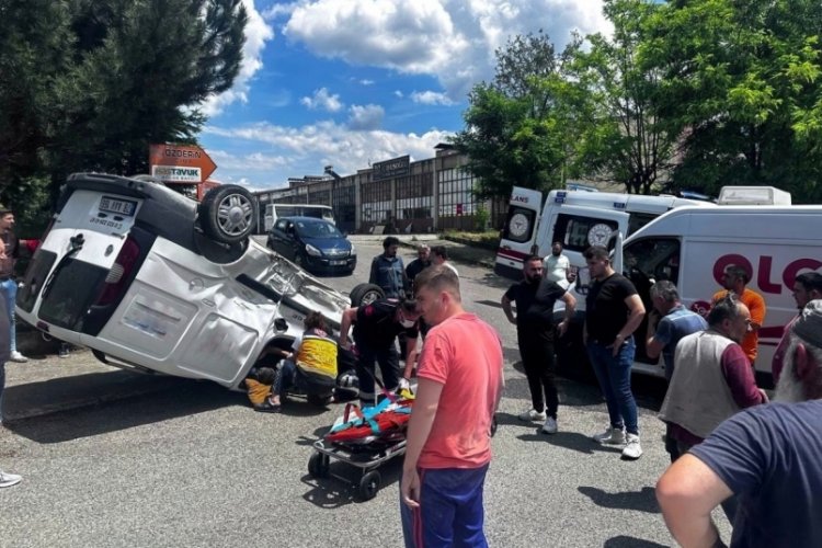 Karab&uuml;k'te minib&uuml;se &ccedil;arpıp ters d&ouml;nd&uuml;, s&uuml;r&uuml;c&uuml; sıkıştı