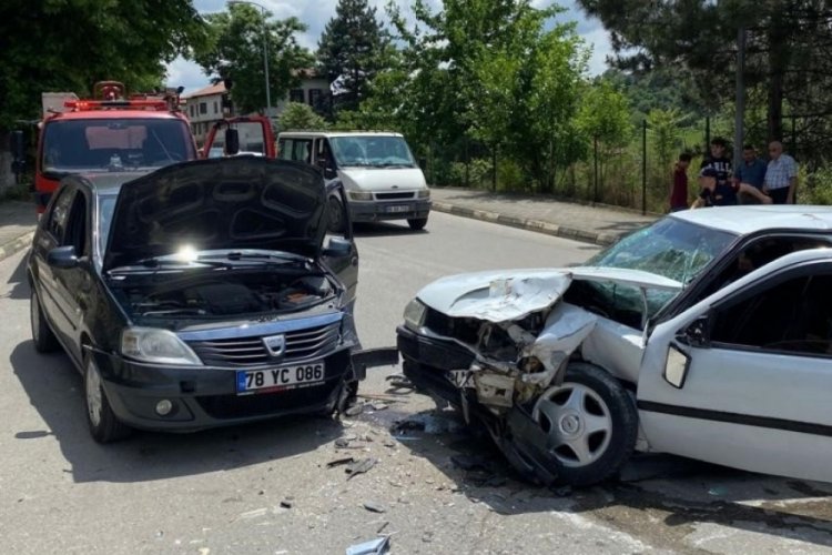 Karab&uuml;k'te &ccedil;arpışan otomobillerin s&uuml;r&uuml;c&uuml;leri yaralandı