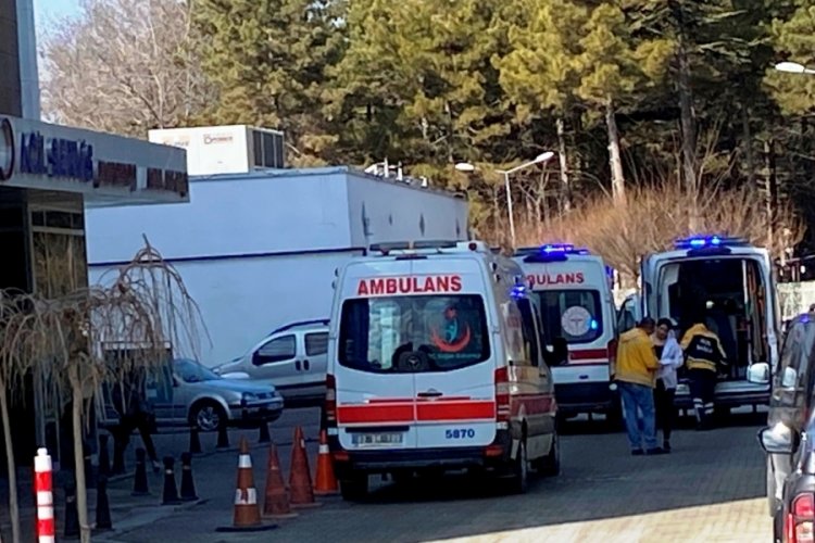 Su taşkınında kontrolden &ccedil;ıkan minib&uuml;s devrildi: 6 yaralı