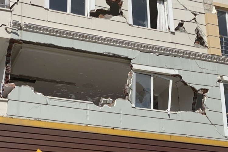 Hasarlı evin s&ouml;kt&uuml;ğ&uuml; pencereleri &ouml;l&uuml;m&uuml;ne neden oldu