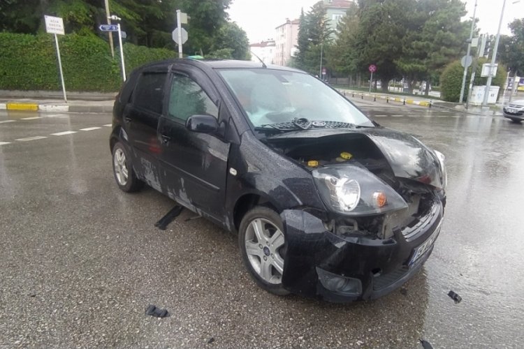 &Ccedil;orum'da otomobil ile hafif ticari ara&ccedil; &ccedil;arpıştı: 1 yaralı