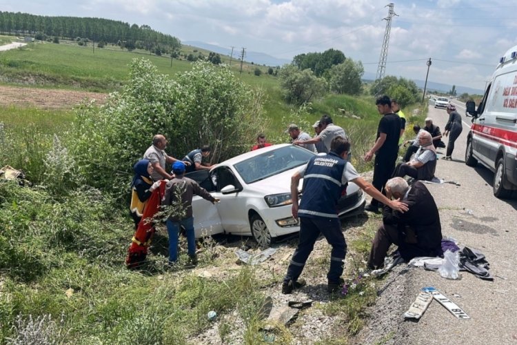 K&uuml;tahya'da trafik kazası: 2 &ouml;l&uuml;, 4 yaralı